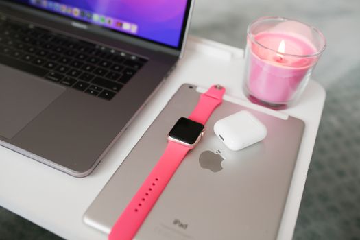 Verschillende AirPods-modellen met oplaadcase op tafel, als illustratie bij een uitleg over functies en kopen in Cuijk