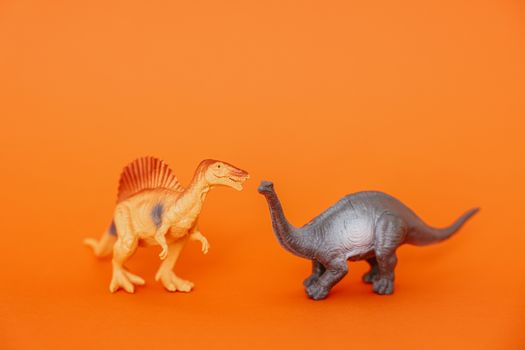 Kinderen uit Cuijk bekijken boeken, fossielen en een dinosaurusmodel tijdens een educatieve activiteit in de bibliotheek