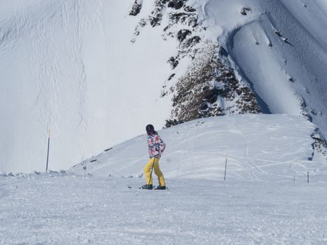 Snowboardster in de halfpipe tijdens halfpipe snowboarden vrouwen olympische winterspelen 2026
