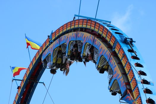 Kermis Cuijk in het centrum met draaimolen, autoscooter en bezoekers op een zomeravond