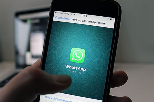Klaptelefoon met WhatsApp in een winkelstraat in Cuijk met duidelijk toetsenbord en compact scherm