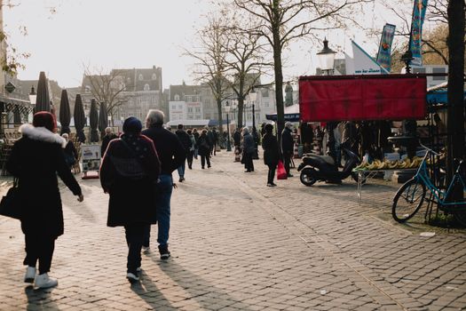Koopzondag Cuijk in het centrum met winkels rond Maasburg en winkelend publiek op zondagmiddag