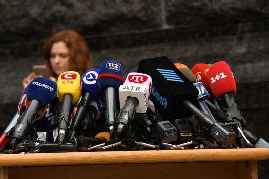Smartphone met laatste nieuws oekraïne live naast zicht op het centrum van Cuijk