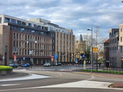 Nu in Cuijk: zicht op het centrum bij de Maas met terrassen, verkeer en mensen op pad op een drukke dag