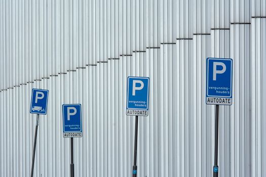 Centrumstraat in Cuijk met auto's en parkeerborden voor parkeervergunning Cuijk