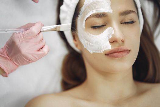 Beautyfan met glowy make-up en shoppingtas in het centrum van Cuijk, geïnspireerd op Rare Beauty