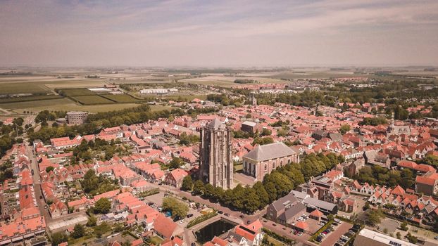 Vinted op smartphone in het centrum van Cuijk met tweedehands winkels en winkelstraat op de achtergrond