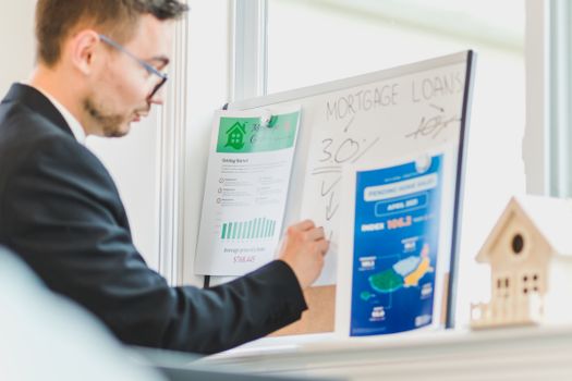 Starters in Cuijk berekenen samen een annuïtaire hypotheek aan de keukentafel met documenten en laptop
