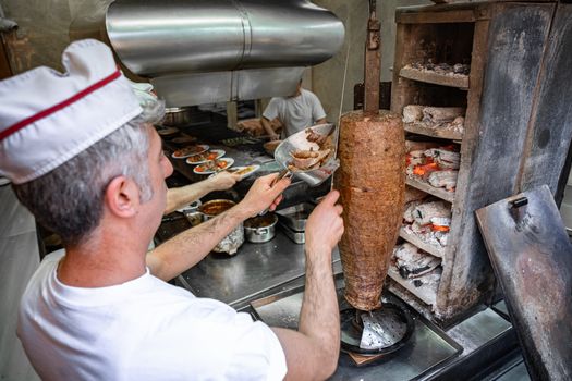 Broodje en schotel döner op tafel in Cuijk, passend bij beste doner Cuijk