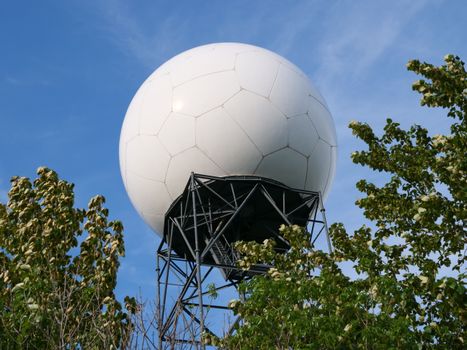 Buienradar Cuijk op smartphone met donkere wolken boven station Cuijk en nat wegdek