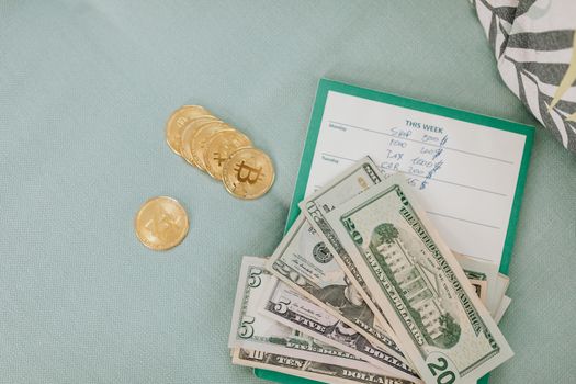 Laptop met crypto koersgrafiek, belastingpapieren en rekenmachine op tafel in Nederland