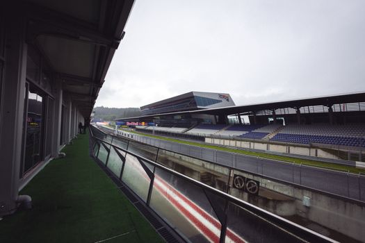 Formule 1 stand op scherm met coureursklassement en racebeeld voor fans in Cuijk