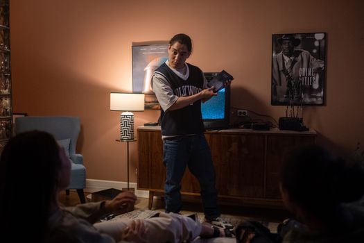Een gezellige woonkamer in Cuijk met een tv waarop een spannende Harlan Coben Netflix-serie speelt
