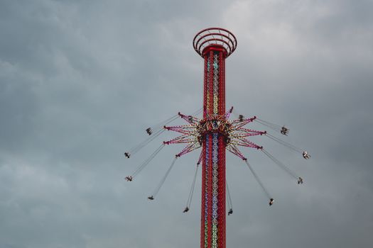 Bezoekers op de kermis in het centrum van Cuijk tijdens kermis cuijk 2026 met attracties en avondverlichting