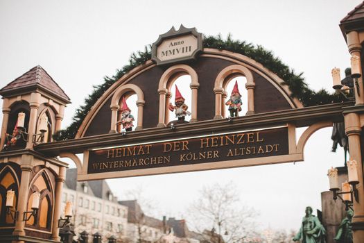 Kerstmarkt Cuijk met verlichte kraampjes en bezoekers in het centrum tijdens een winteravond