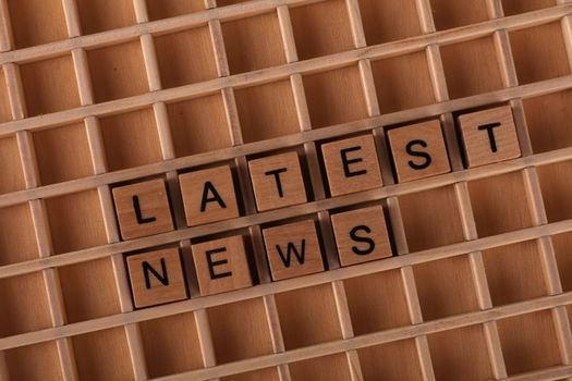 Telefoon met laatste nieuws schiedam en lokaal nieuws uit Cuijk bij station Cuijk