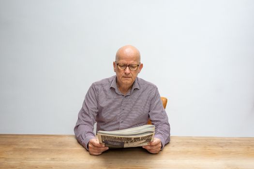 Echtpaar uit Cuijk bekijkt thuis documenten over pensioen, AOW en maandelijkse uitgaven