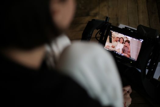 Bioscoopscherm met promotionele sfeerbeeld voor Reminders of Him film en aandacht voor kijkers uit Cuijk