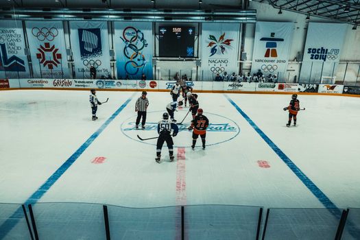 Tv-scherm met schaatsen vandaag olympische spelen en kijkers in een woonkamer in Cuijk