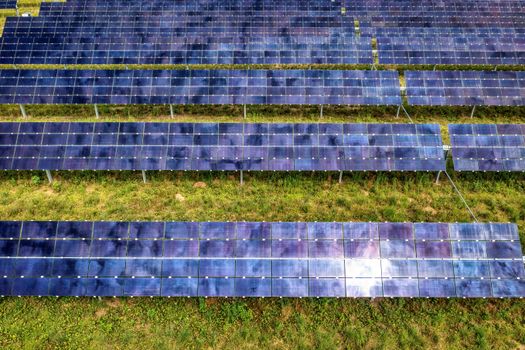 Woning in Land van Cuijk met zonnepanelen op het dak als illustratie bij subsidies en regelingen in 2026