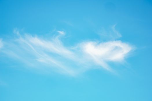 Weer Cuijk in het centrum met wolken boven de Maas en fietsers op de kade