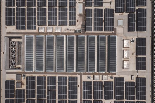 Zonnepanelen op het dak van een woning in Cuijk met woonwijk op de achtergrond
