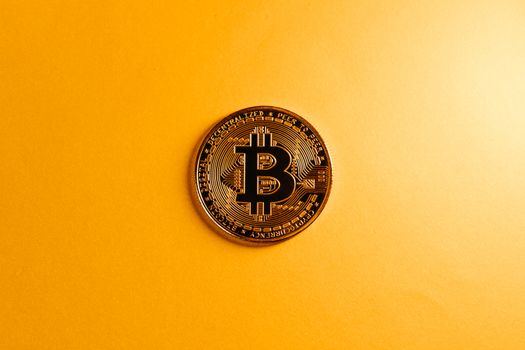 Grafiek van de bitcoin koers op een scherm met financiële cijfers, relevant voor beleggers in Cuijk