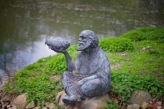 Nieuw bronzen zenbeeld in de Cuijkse beeldentuin tussen het groen