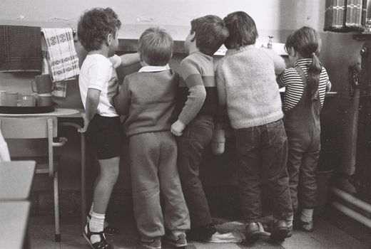 Portretachtige illustratie bij een profielartikel over Gilbert Mackaaij en de zoekvraag naar kinderen