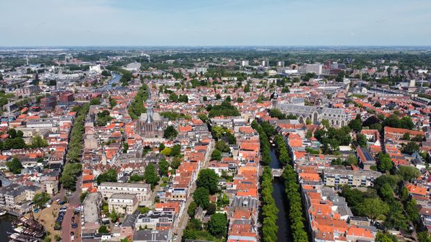 Huiseigenaren in Cuijk bekijken hypotheekpapieren en berekenen hypotheekrenteaftrek voor 2026 aan de keukentafel