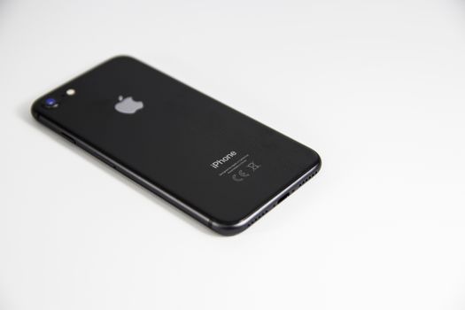 Conceptafbeelding van een ultradunne iPhone 17 Air naast AirPods op een tafel in Cuijk
