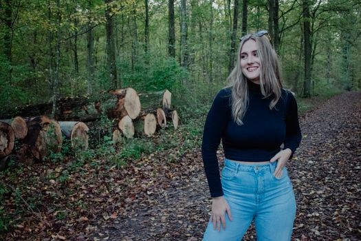 Portret van een lifestyle influencer met beauty-uitstraling, passend bij een artikel over Jessica C