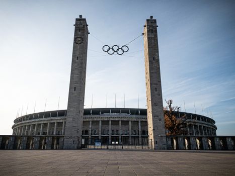 Joep Wennemars olympische spelen in beeld op de schaatsbaan met Nederlandse kleuren en wedstrijdbaan op de achtergrond