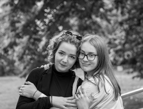 Twee goede vriendinnen wandelen en praten samen langs de Maas bij Cuijk