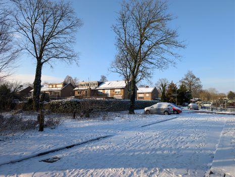 Sneeuwvlokjes op een winterse railing langs de Maas in Cuijk