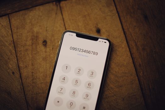 Balie in het gemeentehuis met info over telefoonnummer gemeente land van cuijk en openingstijden