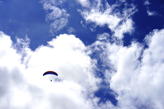 Smartphone met weer Cuijk Buienradar en donkere regenlucht boven het centrum van Cuijk