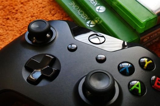 Gamer uit Cuijk vergelijkt Xbox Series X en Series S in een winkel met controllers en games