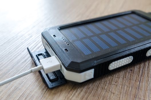 Compacte zonnepanelen met stekker op balkon van woning in Cuijk