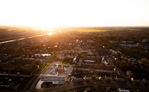 Ondernemer in Cuijk werkt met AI-software op een laptop in een moderne werkomgeving