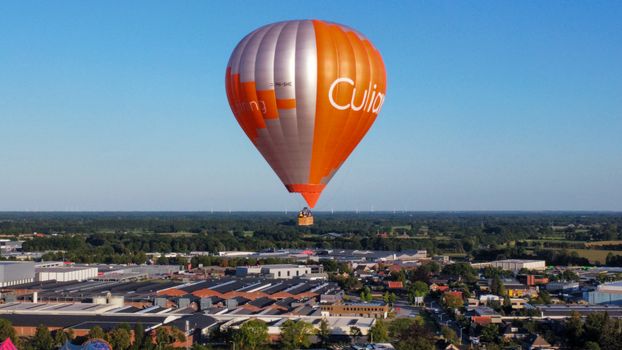 Inwoner van Cuijk bekijkt airmiles in een app tijdens boodschappen in een supermarkt