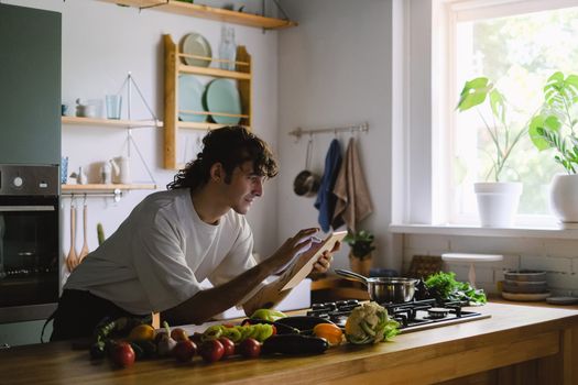 Kom romige witte aspergesoep met ham, ei en peterselie, gemaakt van verse Brabantse asperges uit de regio Cuijk