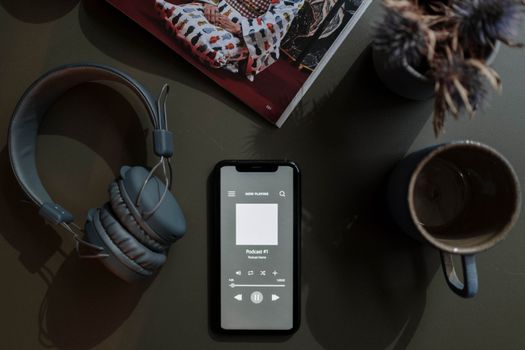 Smartphone met verschillende podcast apps in beeld, bedoeld voor luisteraars uit Cuijk die lokaal nieuws en entertainment volgen