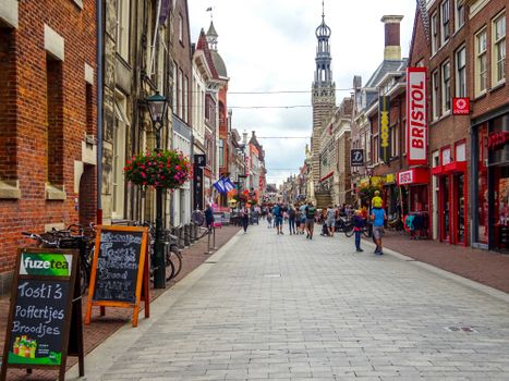 Beveiligingsbedrijven Alkmaar vergelijken bij een winkelpand met camera's en alarmsysteem