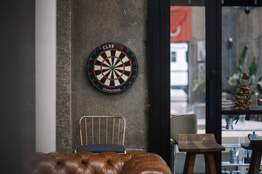 Supporters kijken darts live op schermen in een café in het centrum van Cuijk