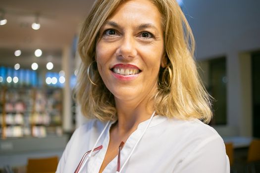 Denise Boekhoorn in entertainmentcontext met link naar premières en theaterpubliek in Cuijk