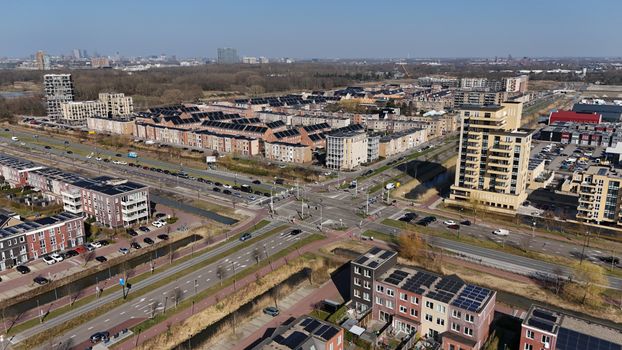Huiseigenaar in Cuijk bekijkt offertes en informatie over een duurzaamheidslening voor zonnepanelen en isolatie