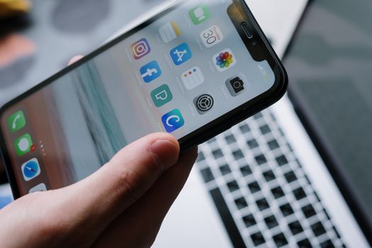 Concept van een ultradunne iPhone Air in een winkelomgeving in Cuijk
