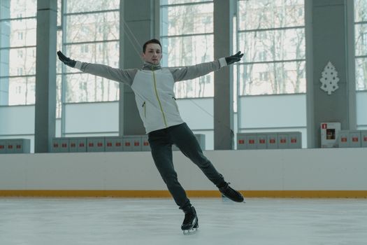Schaatser op het ijs tijdens kunstschaatsen mannen olympische winterspelen 2026 in een volle arena