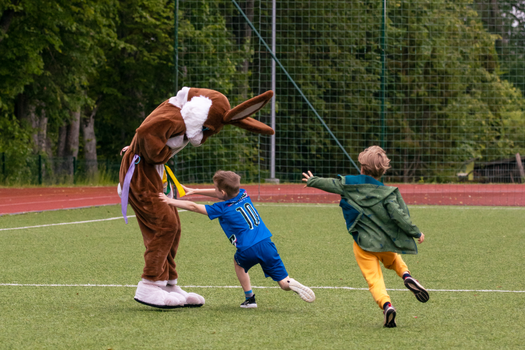 Illustratie van mascotte olympische spelen 2026 Tina en Milo op winterse achtergrond